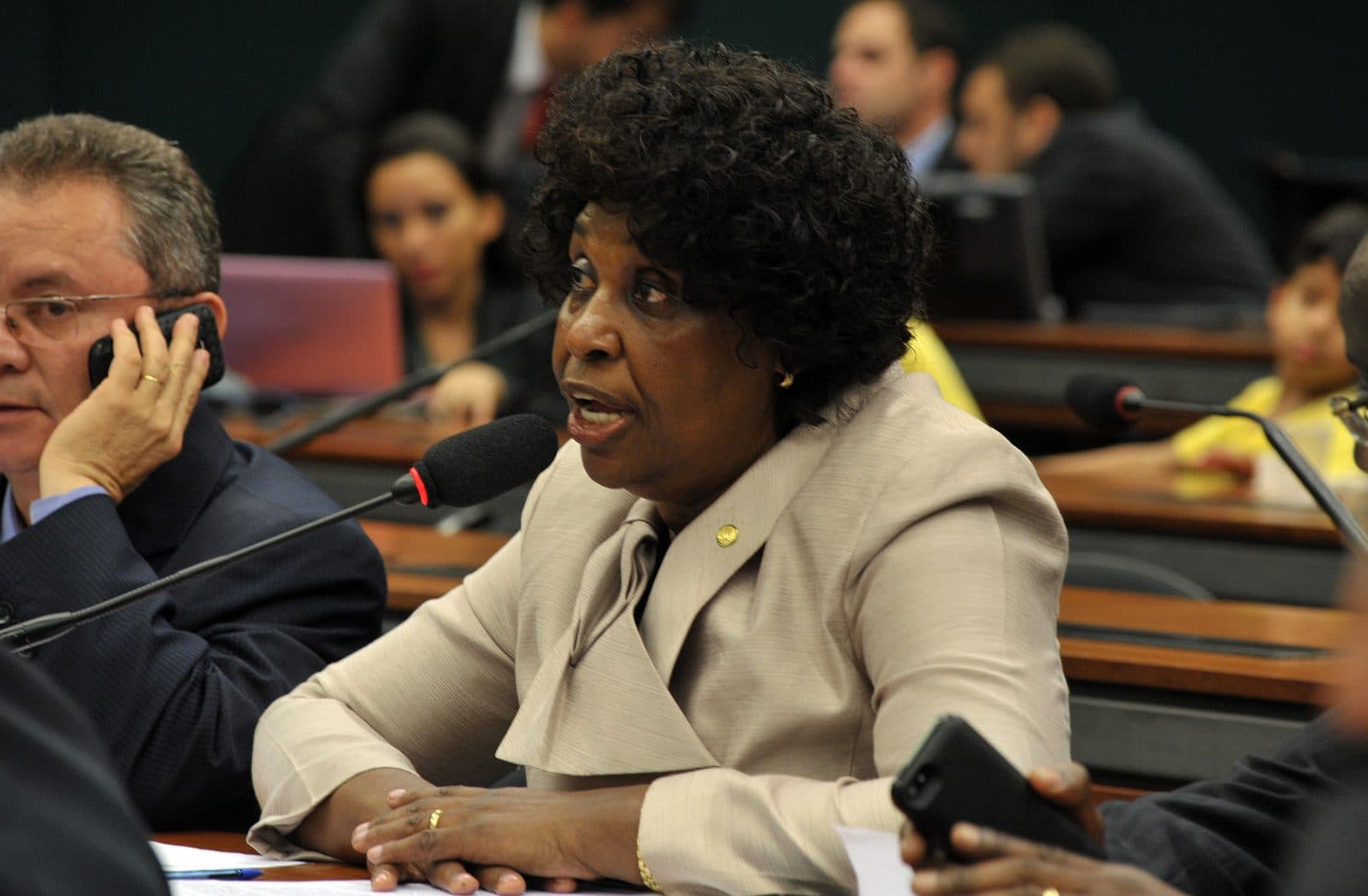 Benedita ao microfone, terninho bege, falando na Comissão de Direitos Humanos e Minorias (CDHM) da Câmara. Close nítido, ela no centro do quadro.