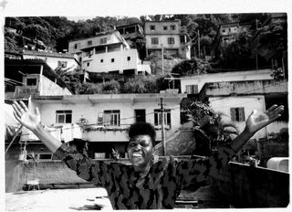 1992_518px-Benedita-da-silva-no-chapeu-mangueira-em-1992.webp_png.jpg